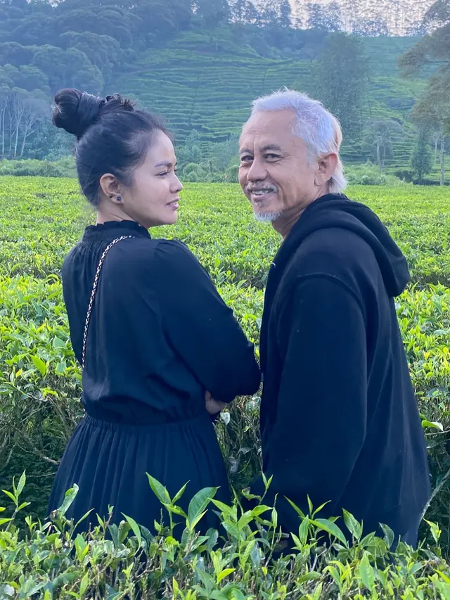 6 Pemotretan Epy Kusnandar dan Karina Ranau Pakai Busana Ikonik, Penuh Kenangan