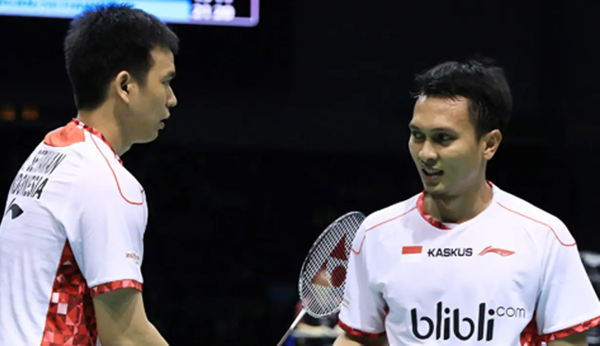 Pemain Indonesia,  Hendra Setiawan dan M.Ahsan merayakan kemenangan atas pasangan Korea Selatan pada semifinal Piala Thomas di Kunshan, China (20/5/2016). (Bola.com/PBSI)
