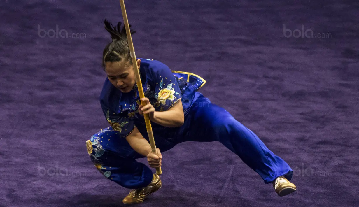 Atlet wushu Indonesia, Felda Elvira Santoso, tampil pada SEA Games nomor gunshu putri di KLCC, Kuala Lumpur, Minggu (20/8/2017). Felda berhasil meraih medali perunggu dengan meraih nilai 9,62. (Bola.com/Vitalis Yogi Trisna) 