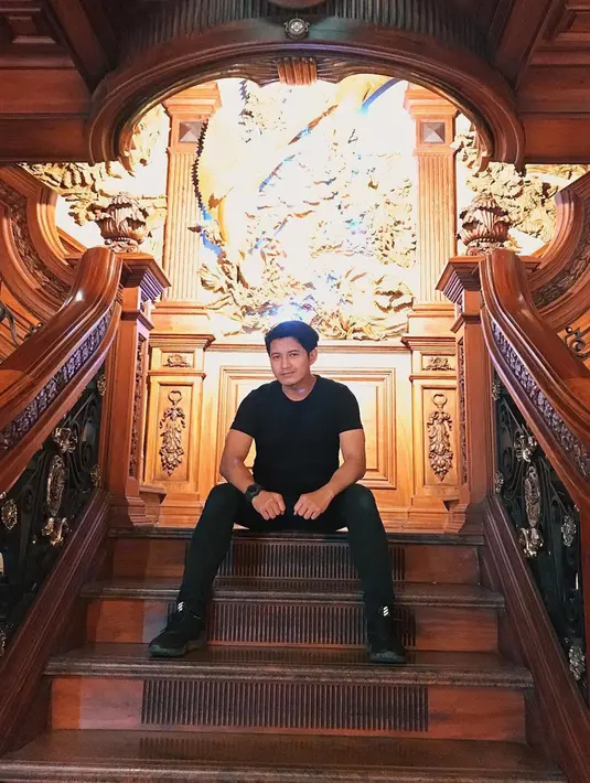 Chand Kelvin terlihat pernah berlibur ke Vietnam. Ketika di Vietnam, Chand Kelvin tampil kece dengan outfitnya yang serba hitam. (Liputan6.com/IG/@chand_kelvin)