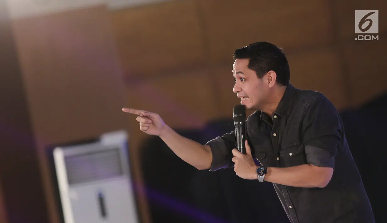 Artis peran Dude Harlino menjadi pembicara Entrepreneur Muda Inspiratif pada Emtek Goes To Campus (EGTC) 2018 di Universitas Negeri Semarang, Kamis (18/7). Dude membagikan pengalaman dan rahasia suksesnya kepada peserta EGTC (Liputan6.com/Herman Zakharia)