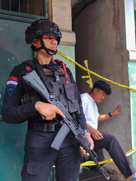 Suara ledakan terdengar hingga radius 500 meter, membuat warga sekitar panik dan berhamburan keluar rumah. (merdeka.com/Arie Basuki)