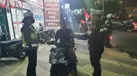 Anggota Satlantas Polres Metro Depok menertibkan kendaraan melawan arah di Jalan Raya Margonda, Kota Depok. (Liputan6.com/Dicky Agung Prihanto)