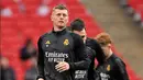Gelandang Real Madrid, Toni Kroos saat sesi latihan di stadion Wembley, di London, pada 31 Mei 2024. (INA FASSBENDER/AFP)
