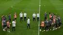 Pelatih Jerman, Joachim Loew, memberikan arahan kepada pemainnya saat sesi latihan di RheinEnergie Stadion, Selasa (13/10/2020). Jerman akan menghadapi Swiss di UEFA Nations League. (AFP/ Ina Fassbender)