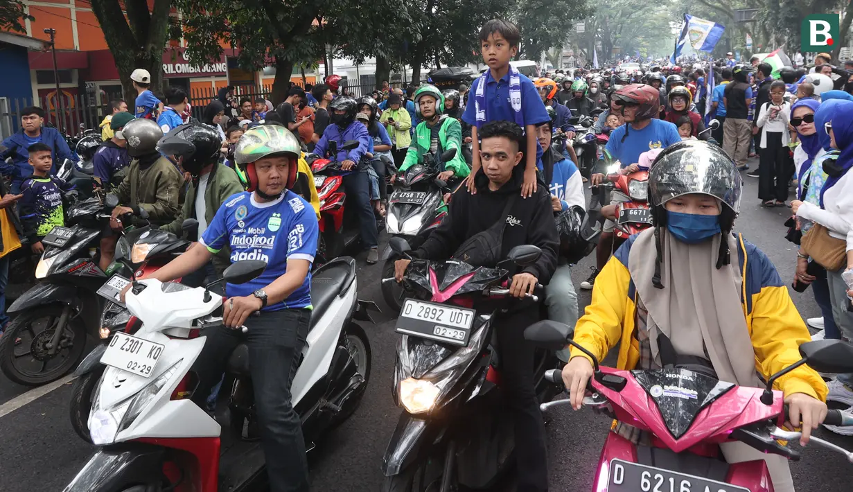 Ribuan Bobotoh alias suporter bola Persib Bandung tumpah ruah di sejumlah ruas jalan utama Kota Bandung, Jawa Barat, Sabtu (1/6/2024). (Bola.com/M Iqbal Ichsan)