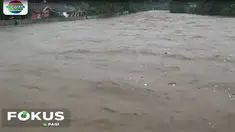 Petugas mengimbau warga yang tinggal di bantaran Kali Ciliwung kembali waspada dengan kemungkinan terjadinya kiriman air dari Bogor.