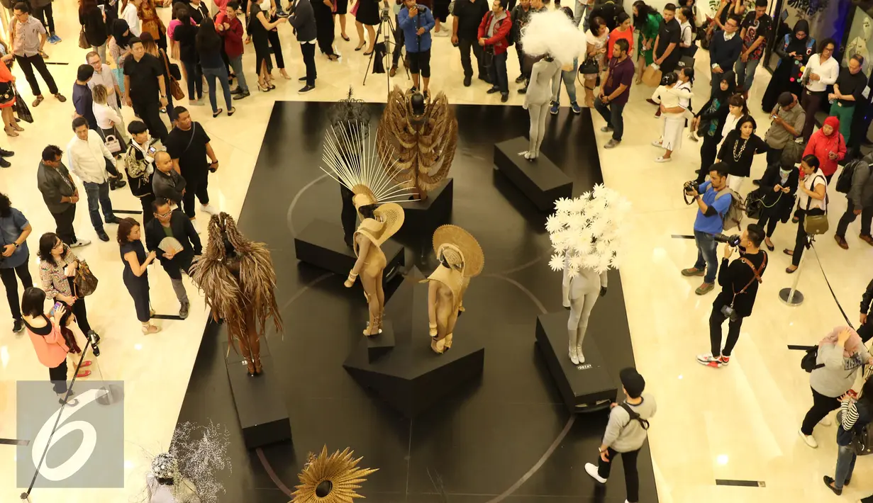 Suasana Galeri Rinaldi A. Yunardy di Senayan City, Jakarta (15/4). Perhelatan Fashion Nation tahun ini sekaligus merayakan 20 tahun perjalanan karier Rinaldy A Yunardi dalam industri fesyen Indonesia. (Liputan6.com/Herman Zakharia)