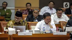 Dirjen Penyelenggaraan Haji dan Umrah (PHU) Hilman Latief (kanan) dan Kepala Badan Pengelola Keuangan Haji (BPKH) Fadlul Imansyah (kiri) menyampaikan paparan saat rapat dengar pendapat bersama Komisi VIII DPR di Kompleks Parlemen, Senayan, Jakarta, Selasa (14/2/2023). Pengumuman terkait besaran biaya haji terpaksa ditunda hingga besok lantaran pemerintah bersama Panja Komisi VIII DPR masih belum menemui kesepakatan. (Liputan6.com/Faizal Fanani)