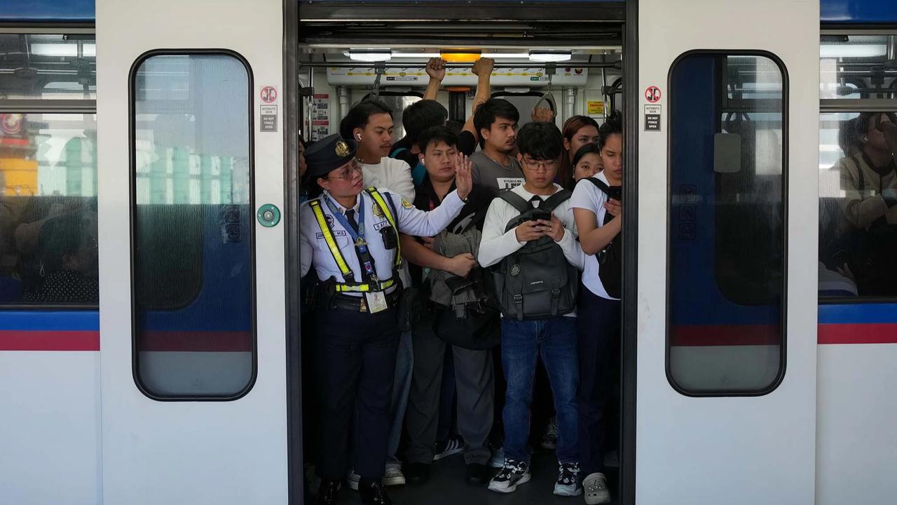 FOTO: Penumpang MRT Membludak Dampak Krisis BBM di Filipina