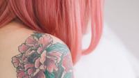 Whitney Develle dan seniman tato menawarkan jasa pembuatan tato gratis bagi para pelanggannya yang memiliki luka akibat kekerasan fisik.