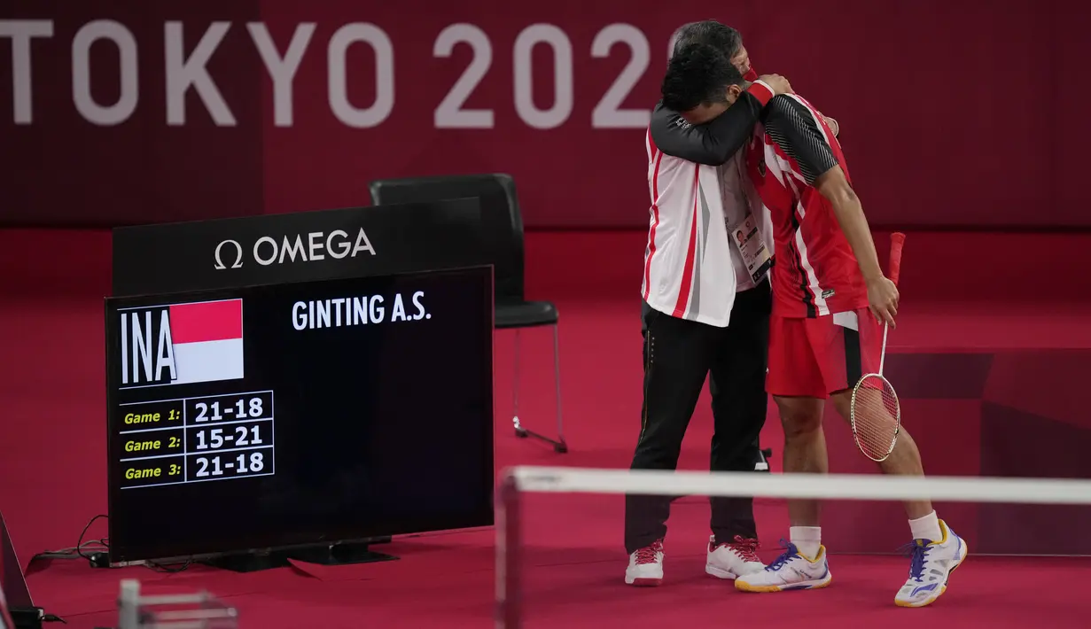 Pebulutangkis Indonesia Anthony Sinisuka erayakan dengan pelatihnya Henry Saputra Ho setelah mengalahkan Anders Antonsen dari Denmark pada pertandingan perempat final tunggal putra Badminton Olimpiade Tokyo 2020 di Tokyo, Jepang, Sabtu (31/7/2021). (AP Photo/Dita Alangkara)