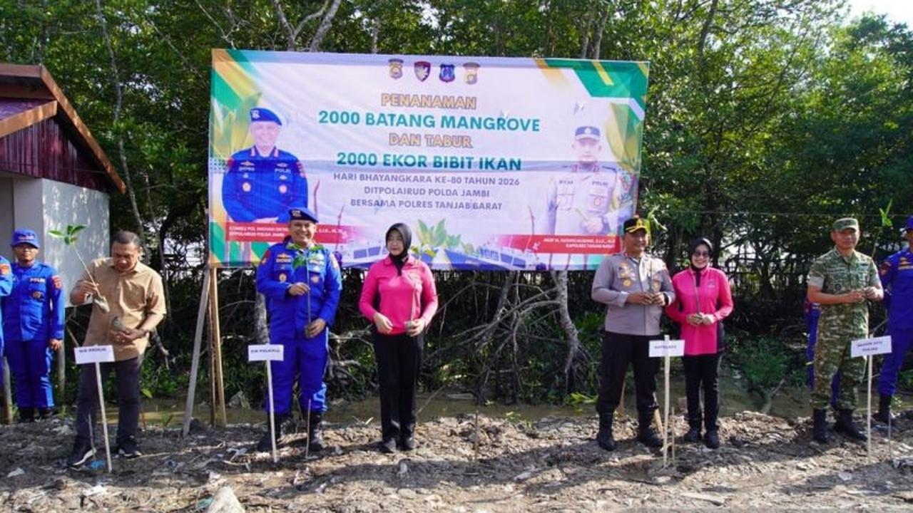 Polda Jambi Lestarikan Lingkungan: Ribuan Mangrove Ditanam Sambut HUT Bhayangkara ke-80