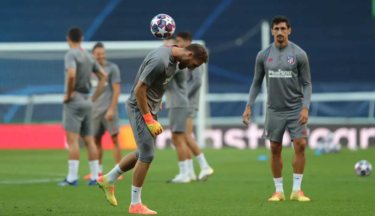 Kiper Atletico Madrid, Jan Oblak, saat mengikuti latihan jelang perempat final Liga Champions 2019/2020 di Estadio Jose Alvalade, Portugal, Kamis (13/8/2020). Atletico Madrid akan menghadapi RB Liepzig di perempat final liga Champions. (AFP/Miguel A. Lopes)