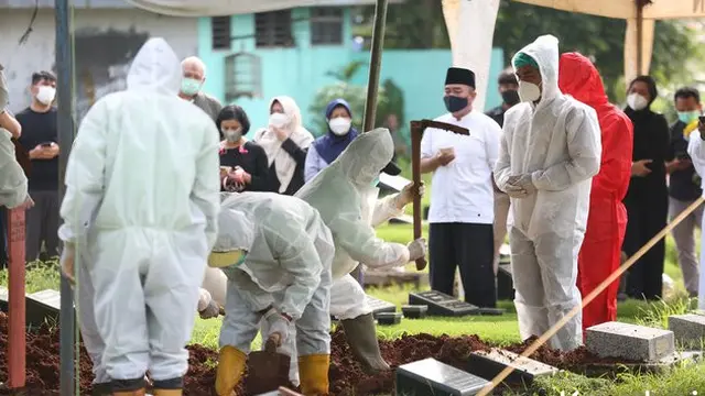 6 Potret Ketegaran Teddy Syah Melepas Kepergian Jenazah Rina Gunawan