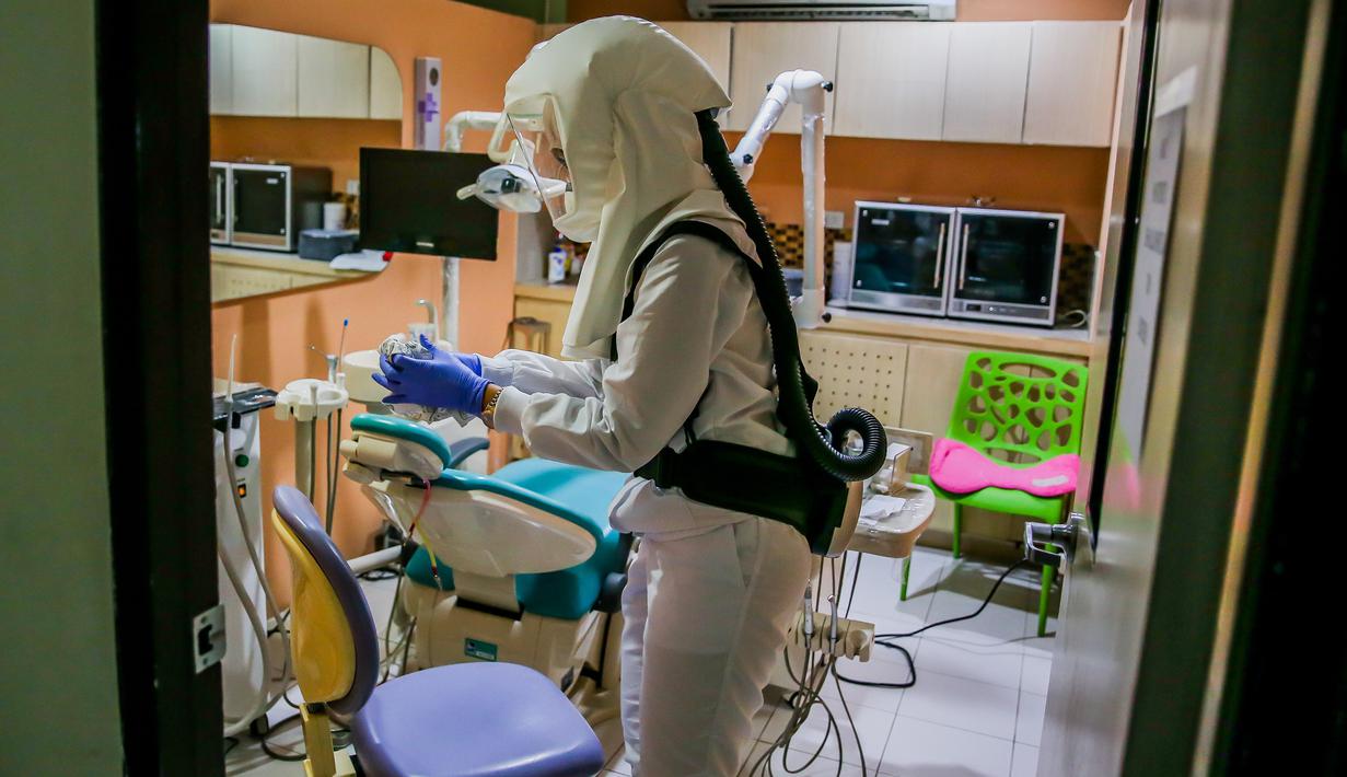 Dr. Maureen P. Ines-Manzano, seorang dokter gigi, mengenakan setelan respirator dengan pemurni udara di dalam kliniknya di Manila, Filipina, pada 19 Oktober 2020. Pasien Dr. Manzano menjulukinya "dokter gigi astronaut" karena mengenakan setelan PAPR utuk menghindari COVID-19. (Xinhua/Rouelle Umali)