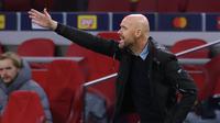 Pelatih Ajax Amsterdam Erik Ten Hag saat leg pertama Grup D Liga Champions melawan Liverpool di Johan Cruijff Arena pada 21 Oktober 2020. Erik ten Hag dilaporkan telah setuju menandatangani kontrak empat tahun setelah menjadi manajer Manchester United atau MU berikutnya. (Kenzo Tribouillard/AFP)