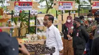 Presiden Joko Widodo (Jokowi) melakukan kunjungan kerja ke SDN 3 Nglinduk di Kabupaten Grobogan, Jawa Tengah pada Rabu (5/1/2022).
