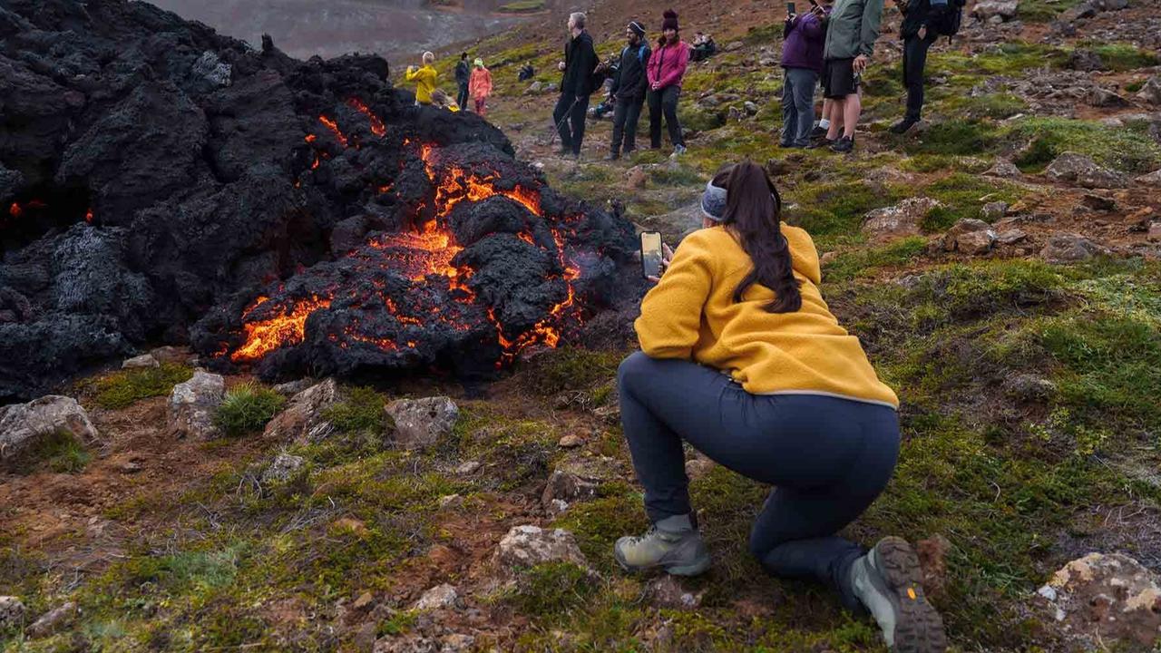FOTO: Daya Tarik Mematikan, Wisatawan Berbondong Datangi Lokasi Letusan di Islandia