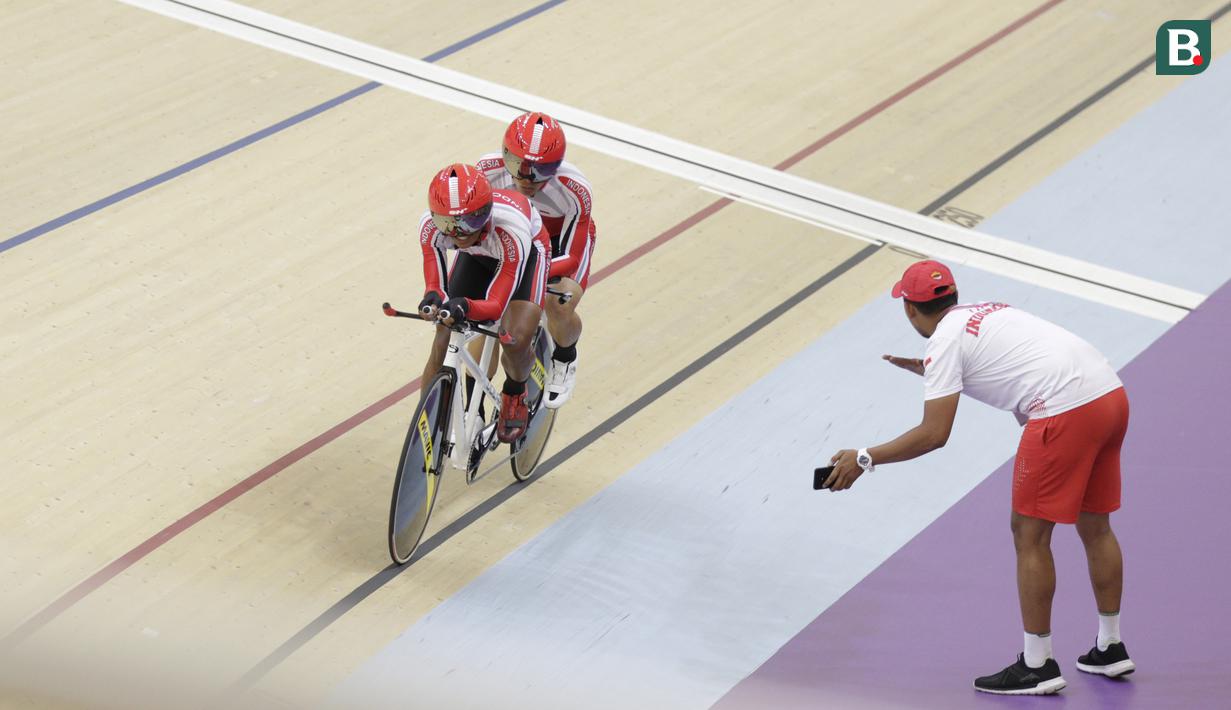 Pebalap sepeda Indonesia, Herman Halawa dan Pradana Diwan, saat beraksi pada Asian Para Games di Velodrome, Jakarta, Kamis (11/10/2018). Pasangan Indonesia ini meraih medali perunggu di nomor trek Individual Pursuit B putra. (Bola.com/M Iqbal Ichsan)
