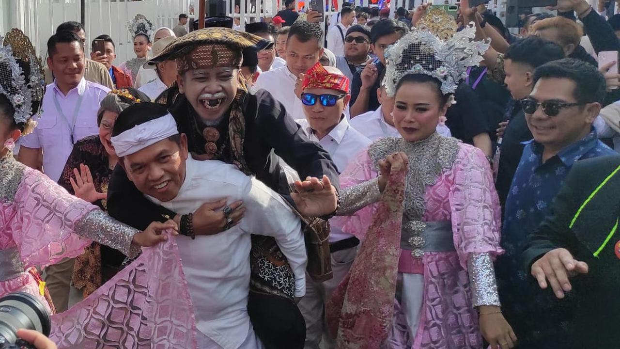 Daftar ke KPU Jabar, Dedi-Erwan Naik Kuda dan Diantar Rombongan Kesenian