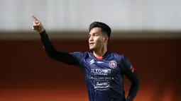 Arema FC sudah unggul pada menit keempat. M. Rafli dari situasi tendangan bebas jarak jauh yang dilepaskannya berhasil mencetak gol yang membawa Singo Edan unggul. (Bola.com/Bagaskara Lazuardi)