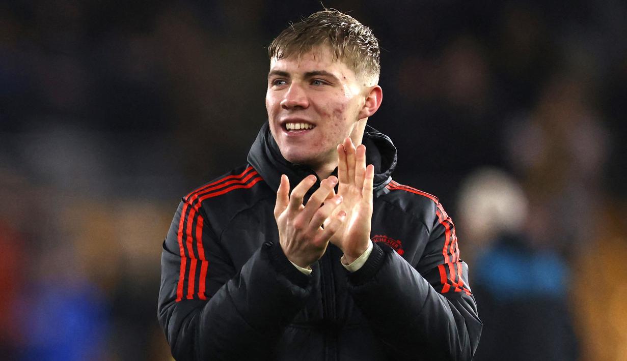 Rasmus Hojlund tampil gemilang dengan mencetak satu gol dan satu assist bagi Manchester United. Dia digantikan oleh Omari Forson di menit ke-86. (AFP/Darren Staples)
