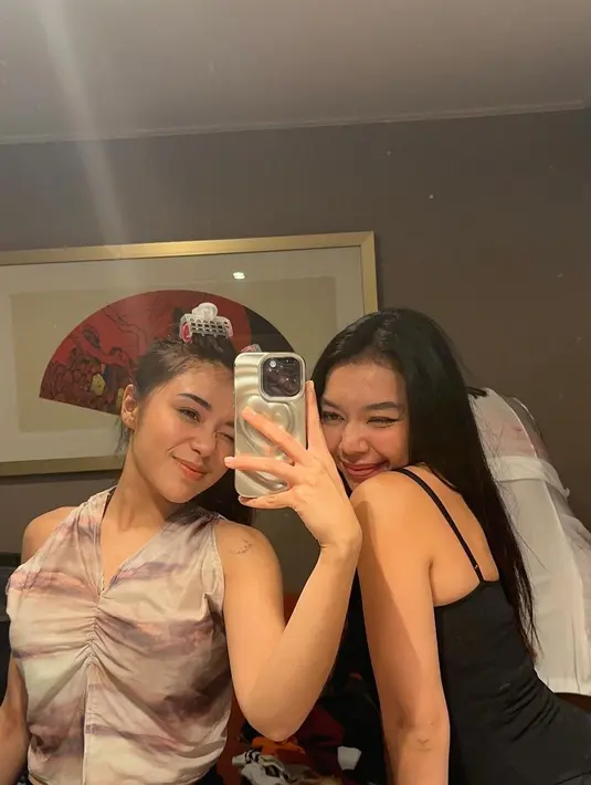 Bersama teman-teman dekatnya, Lula tampil memikat dengan outfitnya. [Instagram.com/lulalahfah]