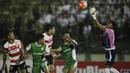 Kiper Madura United, Erry Prasetyo (kanan), mengamankan bola serangan PS TNI dalam laga Torabika Soccer Championship presented by IM3 Ooredoo di Stadion Siliwangi, Bandung, Minggu (1/5/2016). (Bola.com/Vitalis Yogi Trisna)