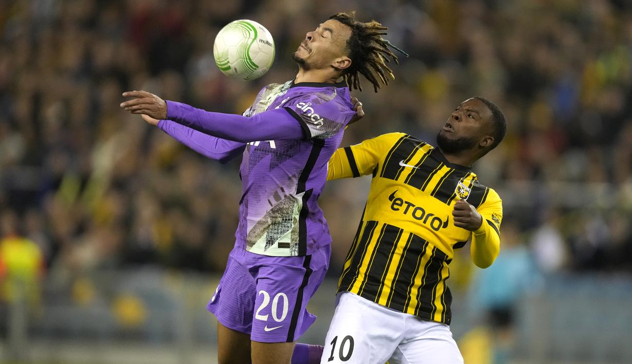 Gelandang Tottenham Hotspur, Dele Alli berebut bola dengan gelandang Vitesse Arnhem, Riechedly Bazoer pada matchday ketiga Grup G Europa Conference League 2021/2022 di Stadion Gelredome, Kamis (21/10/2021) malam WIB. Tottenham menelan kekalahan 0-1 di markas Vitesse Arnhem. (AP Photo/Peter Dejong)