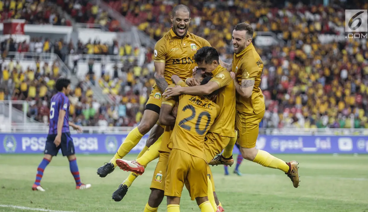 Pemain sepak bola Bhayangkara FC melakukan selebrasi usai mencetak gol ke gawang FC Tokyo di Stadion Utama Gelora Bung Karno (SUGBK), Senayan, Jakarta, Sabtu (27/1). Bhayangkara FC menelan kekalahan dari FC Tokyo 2-4. (Liputan6.com/Faizal Fanani)