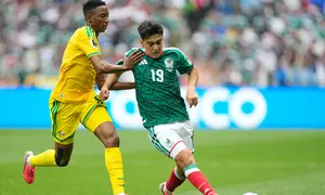 Gelandang Timnas Meksiko, Gilberto Mora, menyandang status sebagai pemain termuda di Piala Dunia 2026. Mora turut tampil ketika Meksiko menang 2-0 atas Afrika Selatan pada laga pembuka Piala Dunia tahun ini di Mexico City Stadium, Jumat (12/06/2026) dini hari WIB. (AP Photo/Natacha Pisarenko)