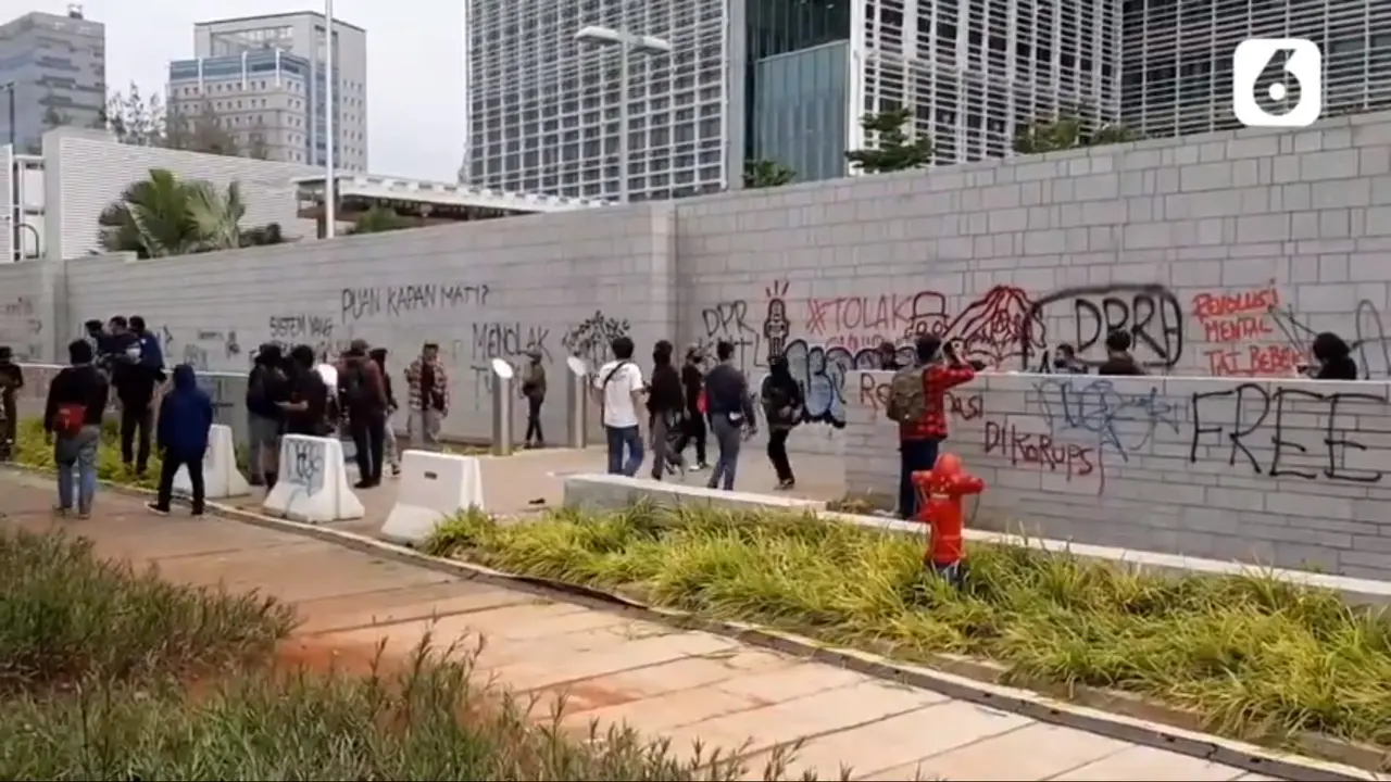Kedubes AS diserang pendemo Omnibus Law UU Cipta Kerja.