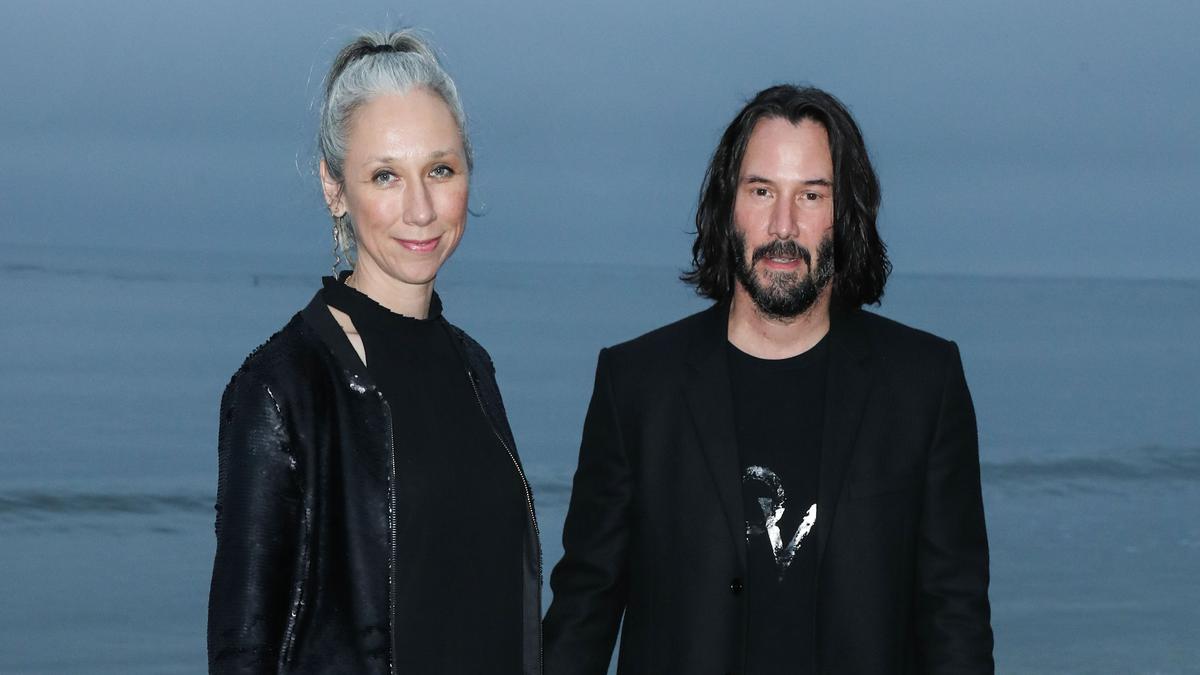 10 Gaun Pilihan Alexandra Grant Keanu Reeves, Tetap Keren di Usia 40-an ...