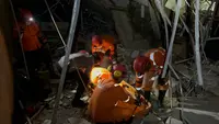 Operasi pencarian dan pertolongan (SAR) pascaledakan hebat yang diduga dipicu kebocoran pipa gas bawah tanah di Kompleks Grand Polonia, Kelurahan Suka Damai, Kecamatan Medan Polonia, terus berpacu dengan waktu. (Liputan6.com/Reza Efendi)
