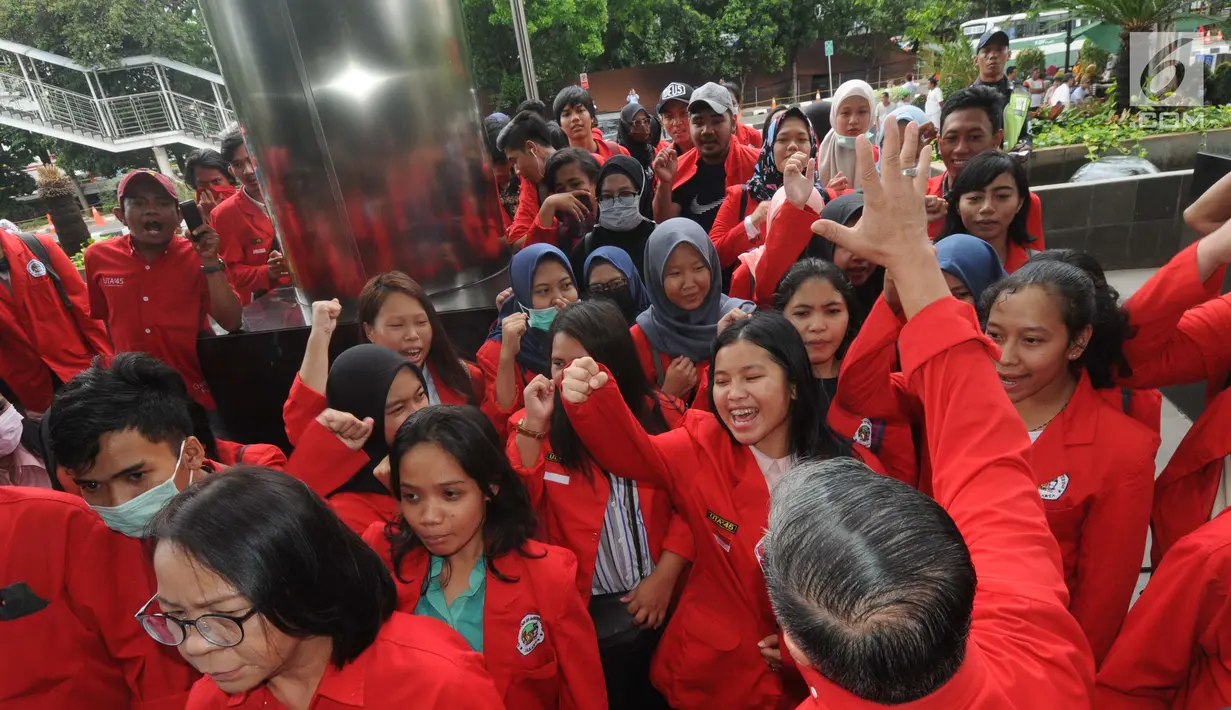 Mahasiswa Universitas 17 Agustus 1945 Jakarta mendatangi KPK, Jakarta, Rabu (14/11). Mereka melaporkan dugaan sengketa tanah kampus yang diduga dipalsukan oleh oknum pejabat di Unit Pelayanan Pajak dan Retribusi  Daerah (UPPRD). (Merdeka.com/Dwi Narwoko)