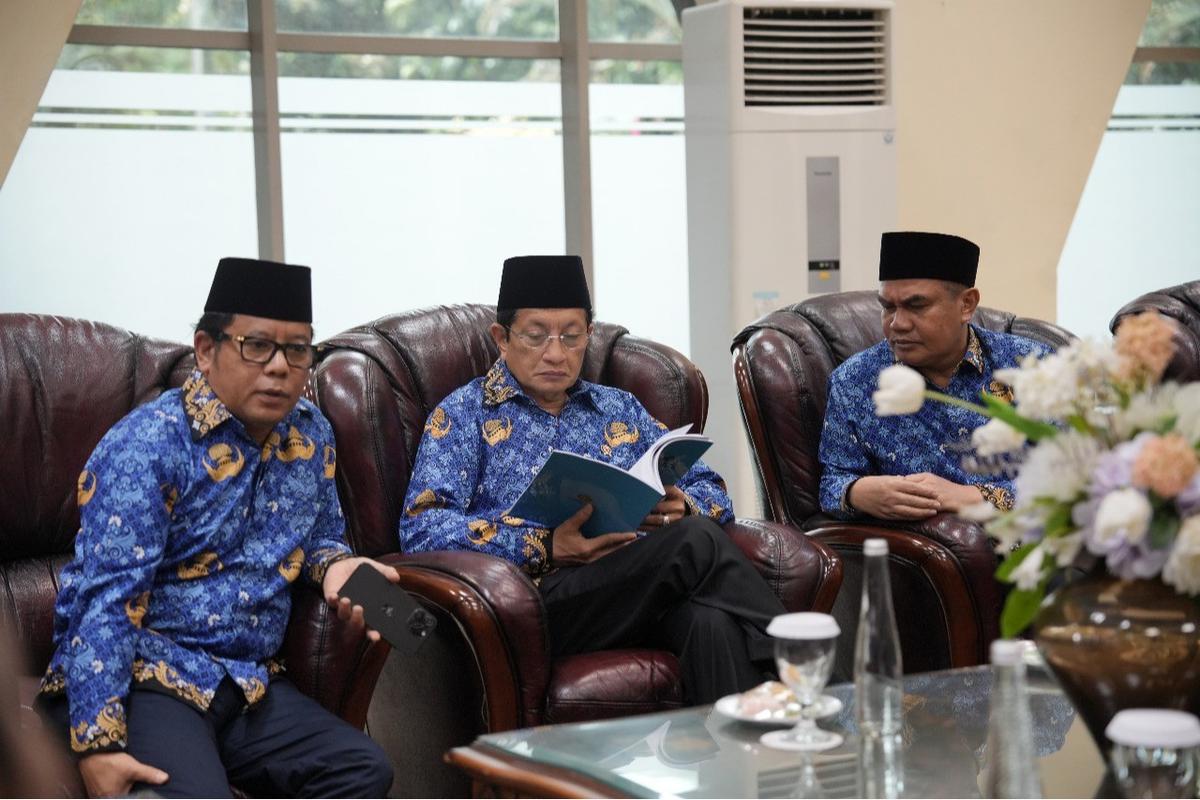 Menag Nasaruddin Umar saat menerima Laporan Hasil Pengawasan (LHP) Triwulan III Tahun 2025