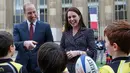 Pangeran William dan Kate Middleton menyapa pemain cilik rugby di Trocadero square, Paris, 18 Maret 2017. William dan Kate mengadakan tur kenegaraan, di tengah rumor perselingkuhan pangeran Inggris itu dengan model Australia. (AP Photo/Michel Euler, Pool)
