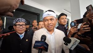 Gubernur Jawa Barat, Dedi Mulyadi, menyerahkan bonus sebesar Rp1 Miliar secara langsung kepada Direktur Utama PT Persib Bandung Bermartabat (PBB), Glenn Sugita di Gedung DPRD Jawa Barat, Rabu (3/6/2026). (Bola.com/Erwin Snaz)