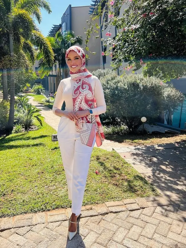 Ilustrasi penggunaan styling hijab pada musim panas