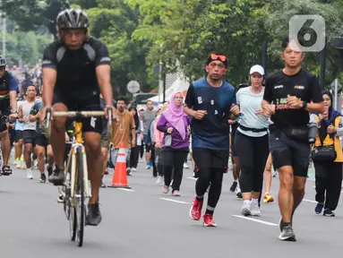 Sejumlah warga berolahraga saat Hari Bebas Kendaraan Bermotor (HBKB) di Bundaran Hotel Indonesia (HI), Jakarta, Minggu (29/12/2024). (Liputan6.com/Herman Zakharia)