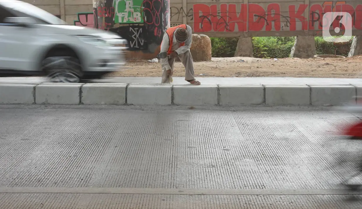 Pekerja menyelesaikan pembuatan separator atau pembatas jalan di Jalan Margasatwa, Andara, Jakarta Selatan, Kamis (21/11/2019). Separator itu dibuat guna memisahkan dua lajur sehingga meminimalisasi tingkat kecelakaan. (Liputan6.com/Immanuel Antonius)