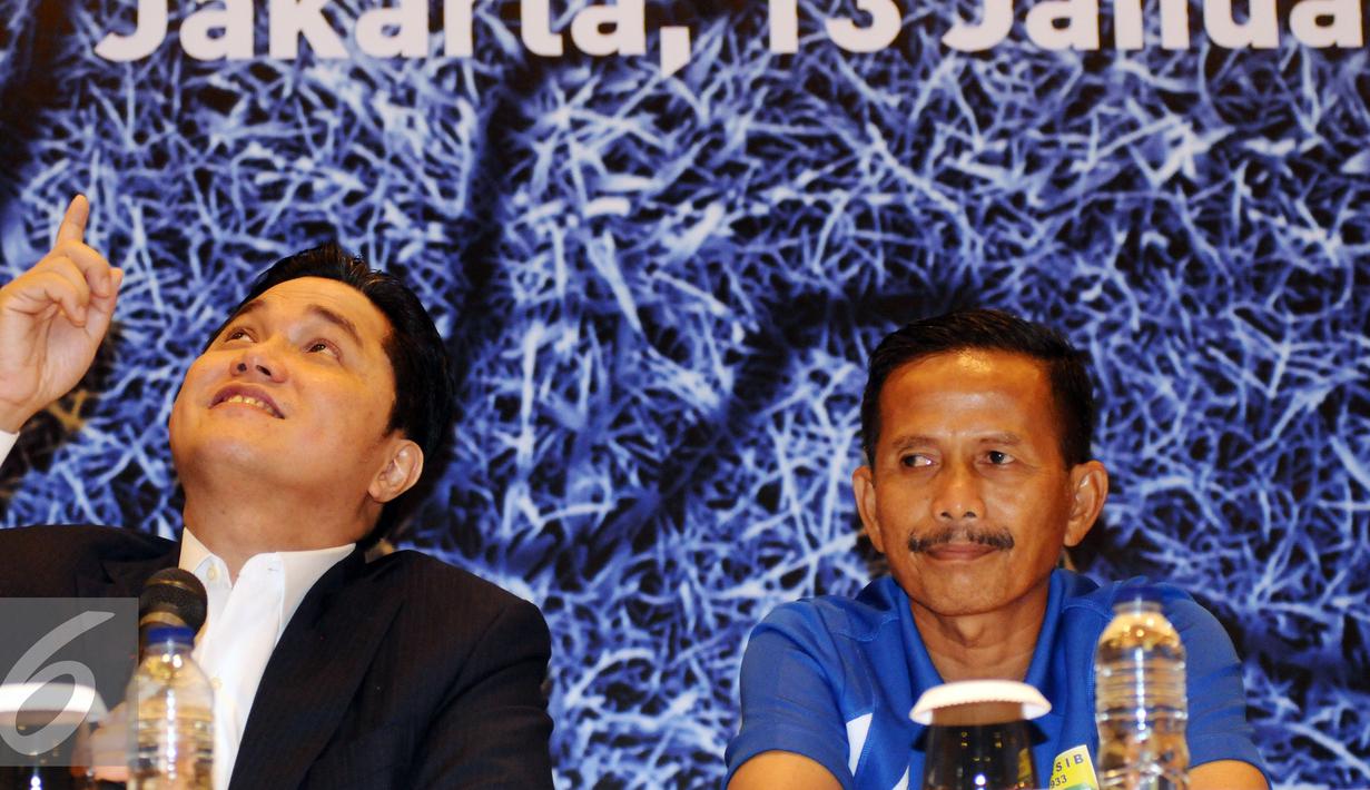 Presiden Inter Milan, Erick Thohir (kiri) memberikan keterangan seputar program pembinaan pelatih-pemain di Italia, Jakarta, Rabu (13/1/2016). Djadjang Nurdjaman serta tiga pemain Persib mengikuti program tersebut. (Liputan6.com/Helmi Fithriansyah)