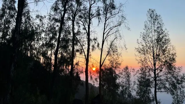 Pendaki Gunung Puthuk Siwur di Mojokerto