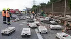 Petugas pemadam kebakaran mengumpulkan kotak yang berisi ayam di jalan raya A1 di Asten dekat Linz, Austria (4/7). Sebuah truk unggas yang membawa 7.000 ayam mengalami kecelakaan. (AFP Photo/APA/FOTOKERSCHI.AT/KERSCHBAUMMAYR)