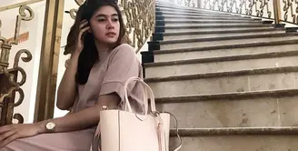 Biby Alraen kini sudah resmi dipersunting Rifky Balweel menjadi istrinya. Wanita berdarah Pakistan ini memiliki gaya yang sangat menggemaskan, tak heran jika Rifky jatuh hati kepadanya. (Instagram/Bibyalraen13)