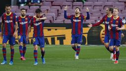 Striker Barcelona, Lionel Messi, melakukan selebrasi usai mencetak gol ke gawang Granada pada laga Liga Spanyol di Stadion Camp Nou, Jumat (30/4/2021). Barcelona takluk dengan skor 1-2. (AP/Joan Monfort)