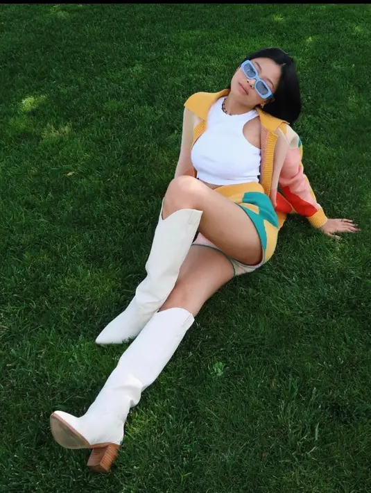 <p>one set knit bermotif yang terdiri dari cardigan dan short pants.&nbsp;(instagram/vannteyy)</p>