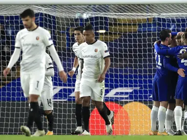 Pemain Chelsea merayakan gol yang dicetak Timo Werner ke gawang Rennes pada laga lanjutan Liga Champions 2020/2021 di Stadion Stamford Bridge, Kamis (5/11/2020) dini hari WIB. Chelsea menang 3-0 atas Rennes. (Adam Davy/Pool via AP)