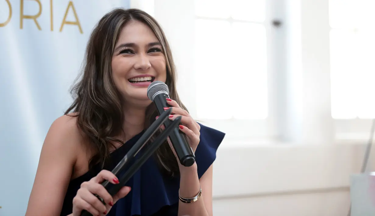 Luna Maya, wanita asal Bali yang kini mengembangkan kariernya di dunia bisnis. Ia pun kini mulai mengurangi aktivitasnya di dunia hiburan. Alasannya adalah karena Luna tidak ingin main-main dalam dunia bisnisnya. (Deki Prayoga/Bintang.com)